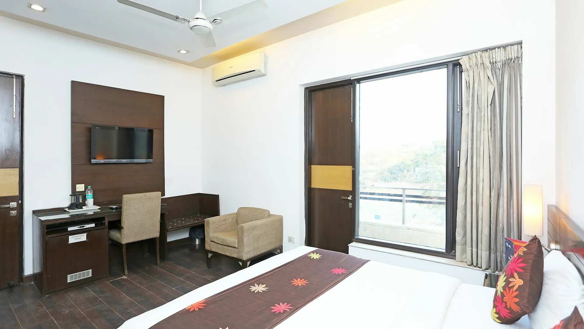 Oyo 11524 Hotel Shubhhdeep Aashiyana Gurgaon 3*,