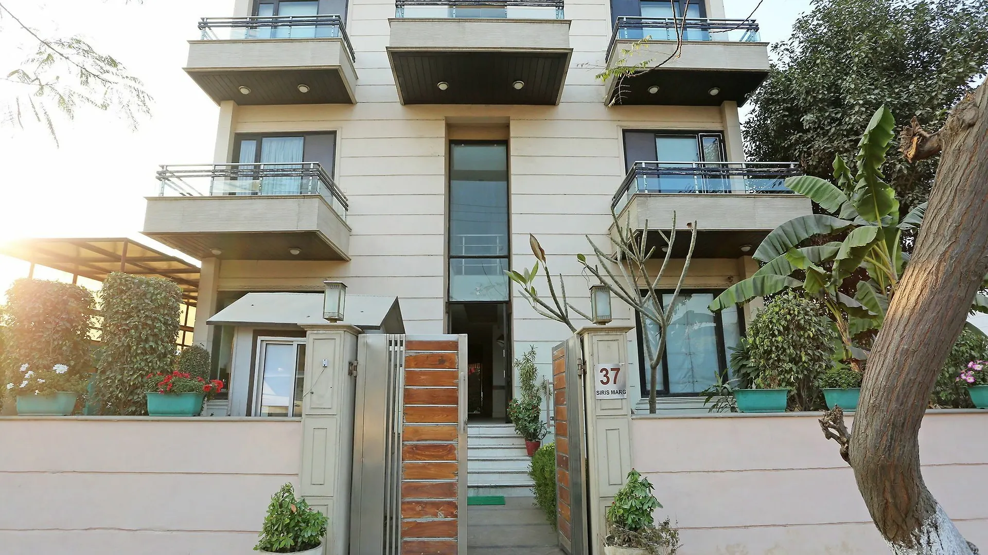 Oyo 11524 Hotel Shubhhdeep Aashiyana Gurgaon 3*,  India