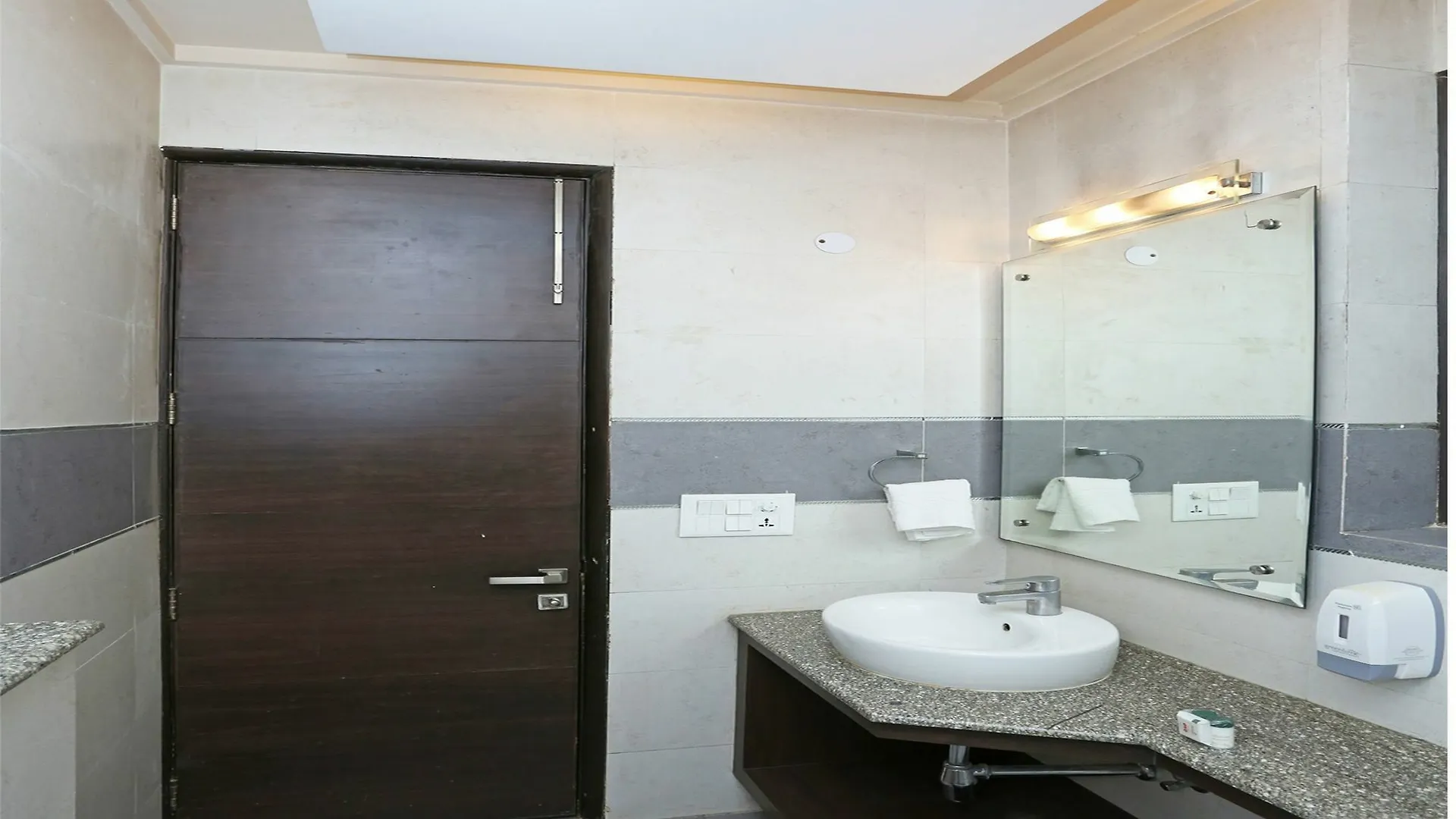 Oyo 11524 Hotel Shubhhdeep Aashiyana Gurgaon